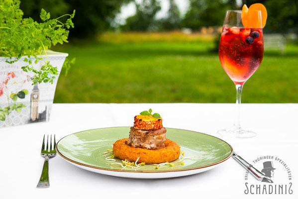 Schadinis - Klossdonut mit gebratenem Schweinemedaillon